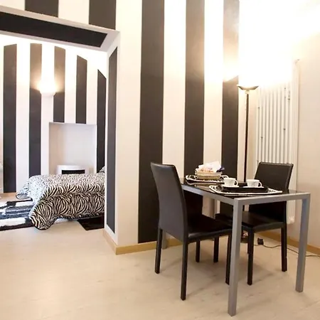 Comfortable In Piazza, 30 M², Fireplace & Balcony شقة *